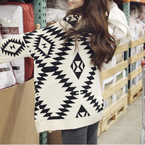 Geometric Pattern V-Neck Long-Sleeved Knit Cardigan